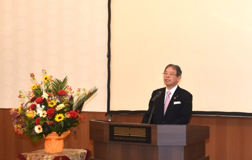 事業報告会で挨拶する久保支部長